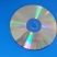 Odwrócona kompaktowa płyta CD-R odbijająca światło
